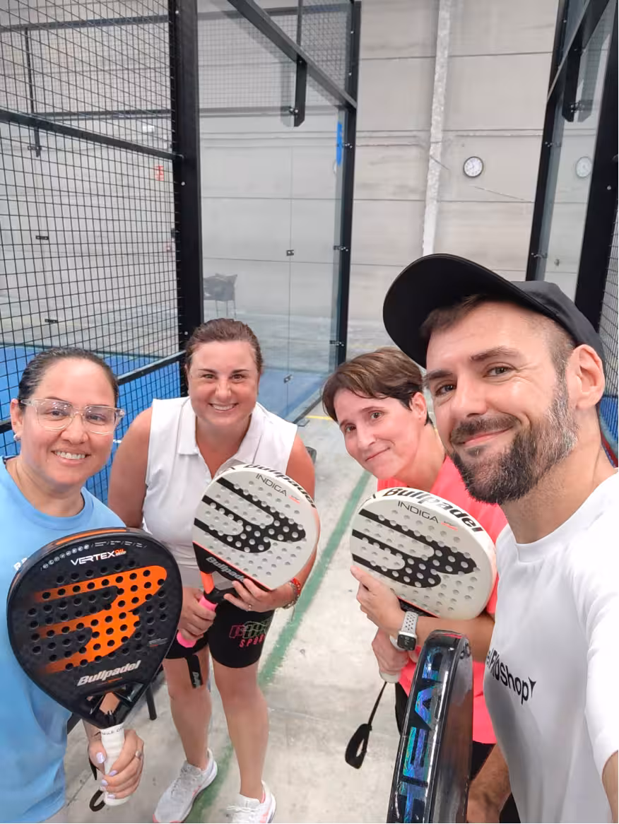 Alumnas de pádel en Valencia